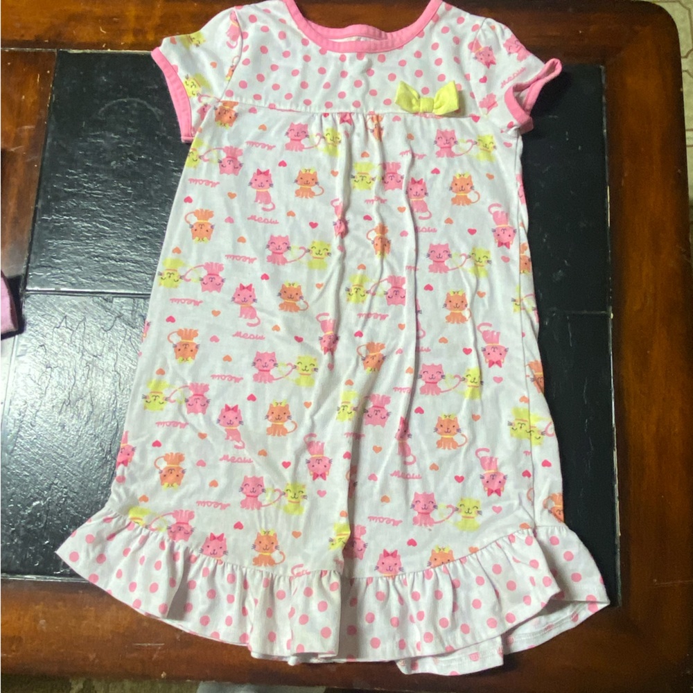 1 girls size 6 night gown